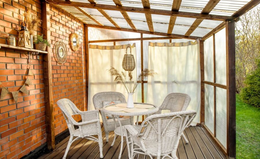 Jak osłonić się od sąsiadów na tarasie